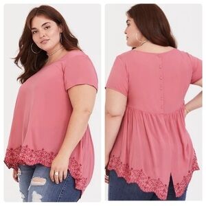 3/$22🩶 Torrid Pink Embroidered Challis Scalloped Bottom Shirt Plus Size 2 2X